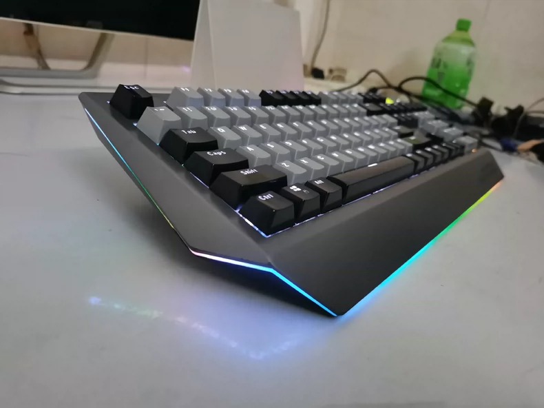 电竞馆不做几十套西伯利亚电竞键盘，青光轴，原价359一套，一切正常完好，已测试消毒好，灯光可调节可关闭，喜欢的可以直接下单，不讲价。